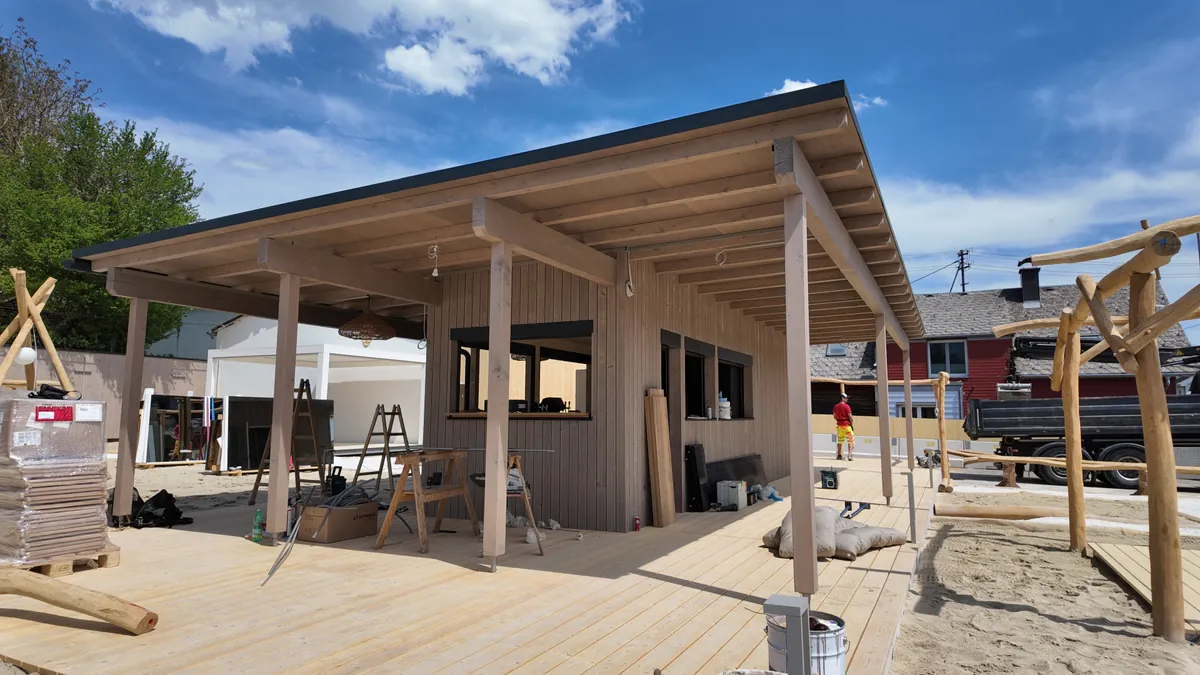 Broooklyn Bay im Bau: Terrasse und Pergola-Gerüst