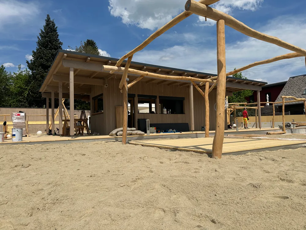 Broooklyn Bay im Bau: Holz-Pergola im Aufbau
