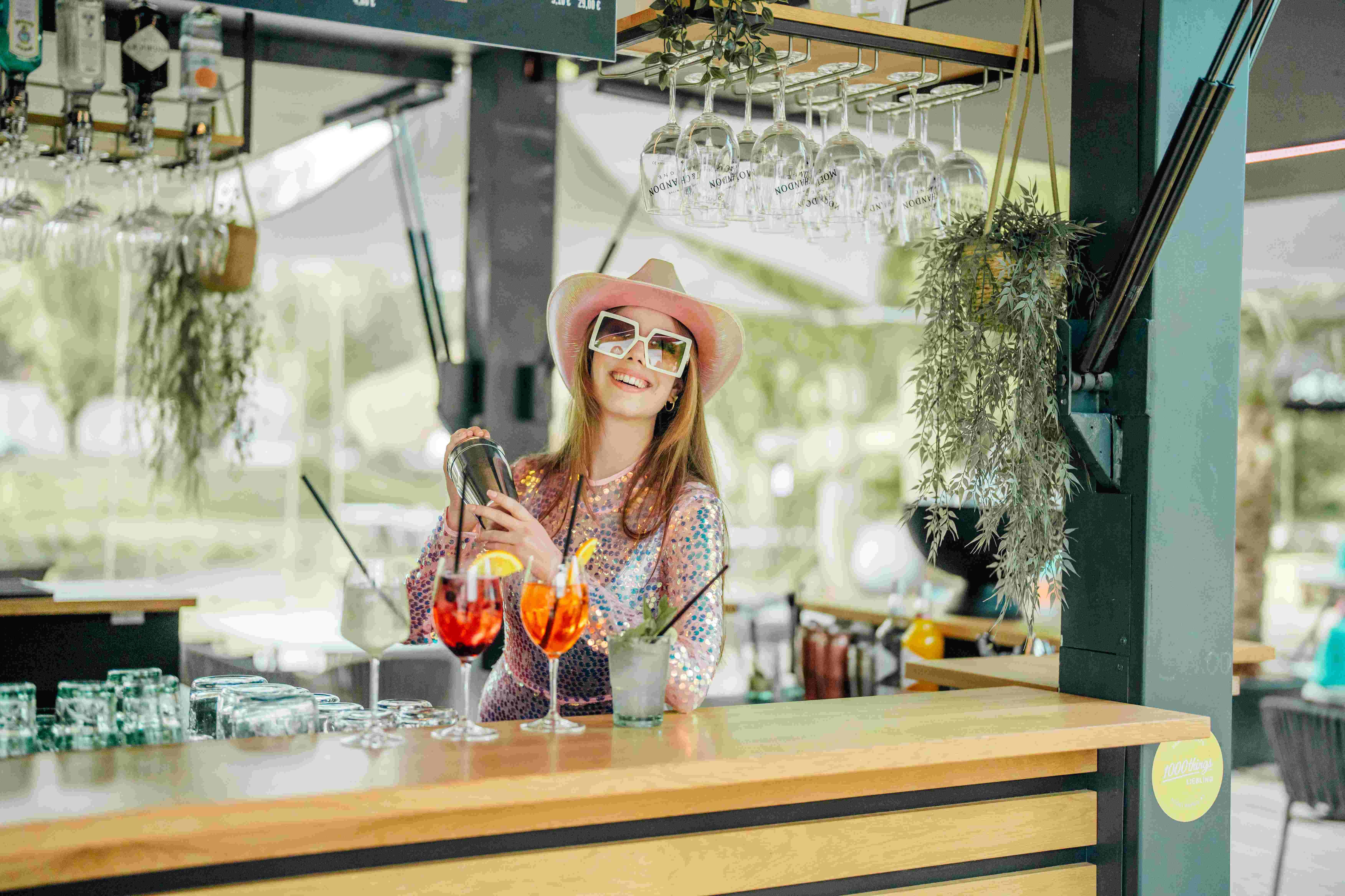 Bartenderin mit Aperol