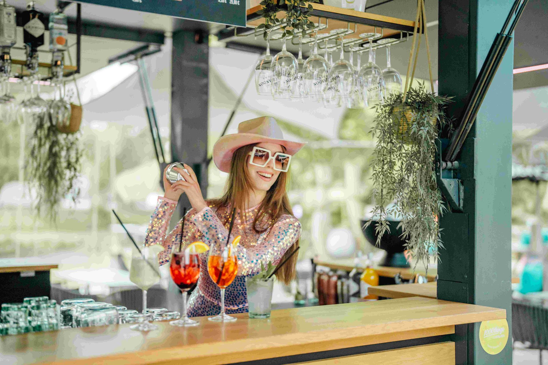 Bartenderin mit Cowboyhut mixt Cocktails an der Beach Bar Vöcklabruck