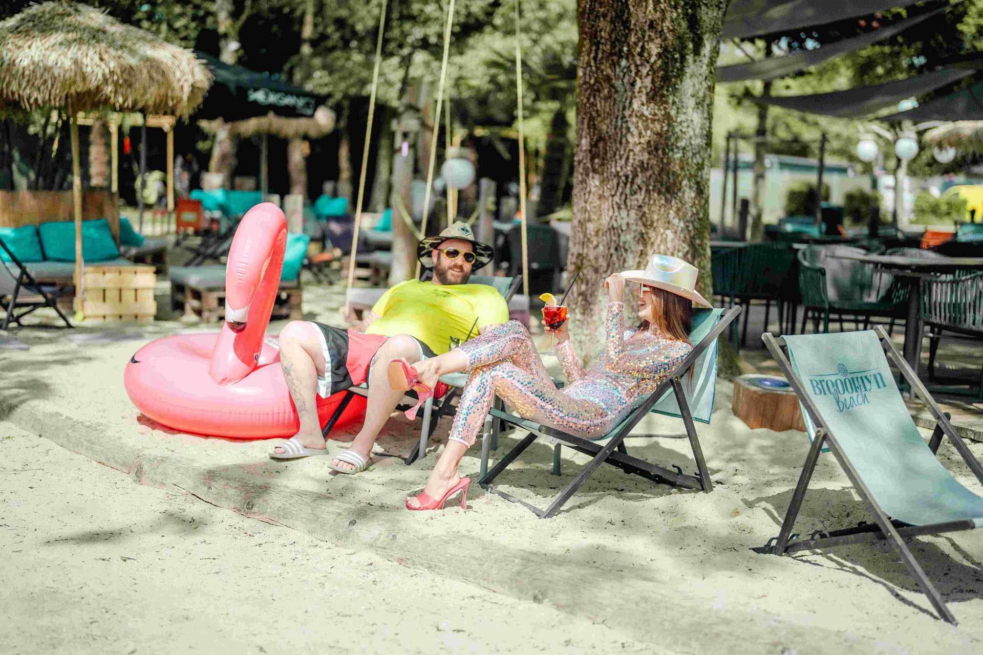 Pärchen auf Liegestühlen am Sandstrand der Broooklyn Beach Vöcklabruck